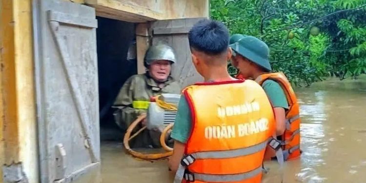 Selama 3 Hari Badai Tropis Narra Berada di Teluk Tonkin, Ribuan Orang Dievakuasi di Vietnam, 1 Meninggal