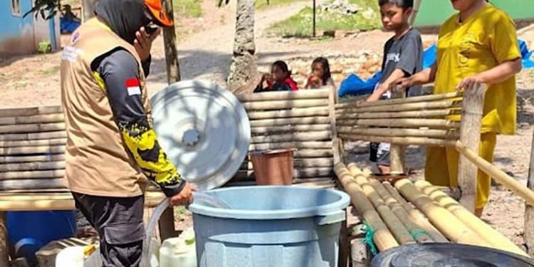 Kekeringan Meluas di Provinsi Gorontalo, Tim Penanggulangan Bencana Salurkan Air Bersih di 3 Kabupaten