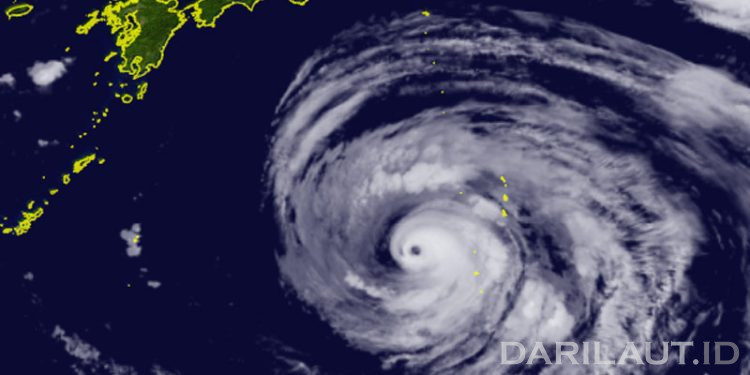 Typhoon Dolphin Maintains Strength South of Tokyo, Brings 15-Meter Waves