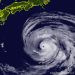 Typhoon Dolphin Maintains Strength South of Tokyo, Brings 15-Meter Waves