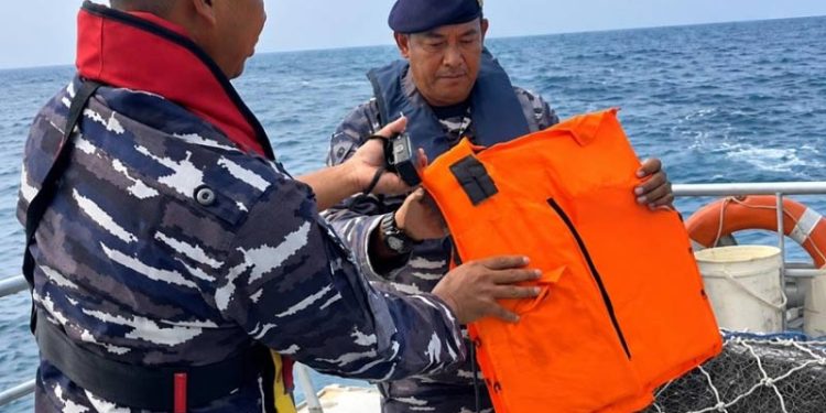 Pencarian 8 Orang Hilang di Selat Sunda, Tim SAR Verifikasi Jeriken dan Pelampung