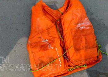 Hari ke-6 Pencarian 8 Orang Hilang di Selat Sunda, Kapal Angkatan Laut Anyer I-3-64 Temukan Jaket Pelampung