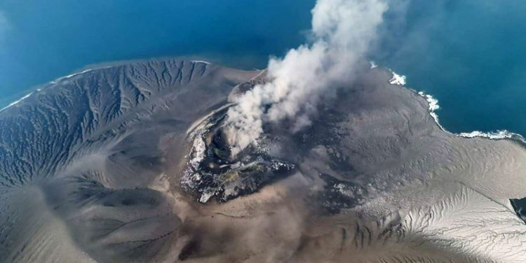 Gunung Anak Krakatau Status Siaga, Masyarakat Menjauh 5 km Dari Pusat Erupsi