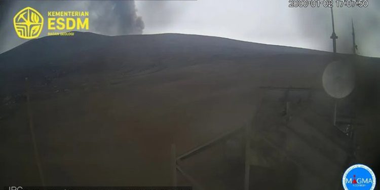 Gunung Anak Krakatau Meletus Pagi Siang dan Sore
