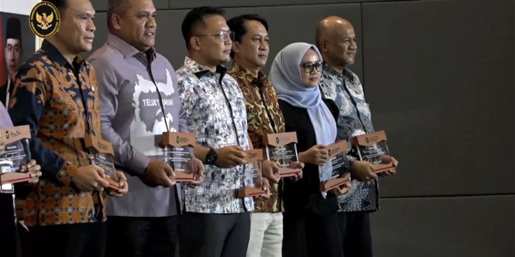 UNG Terima Penghargaan Sebagai Kampus Inspiratif Pemberdayaan Masyarakat