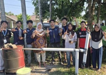 Mahasiswa KKN UNG Perkenalkan Teknologi Pirolisis untuk Olah Sampah Plastik