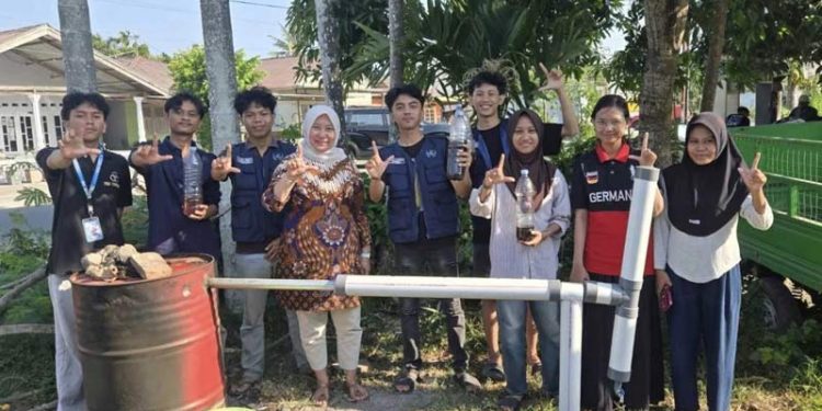 Mahasiswa KKN UNG Perkenalkan Teknologi Pirolisis untuk Olah Sampah Plastik